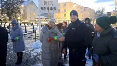 Malbork. Świeć przykładem – Noś odblaski! - wspólny happening funkcjonariuszy i seniorów.