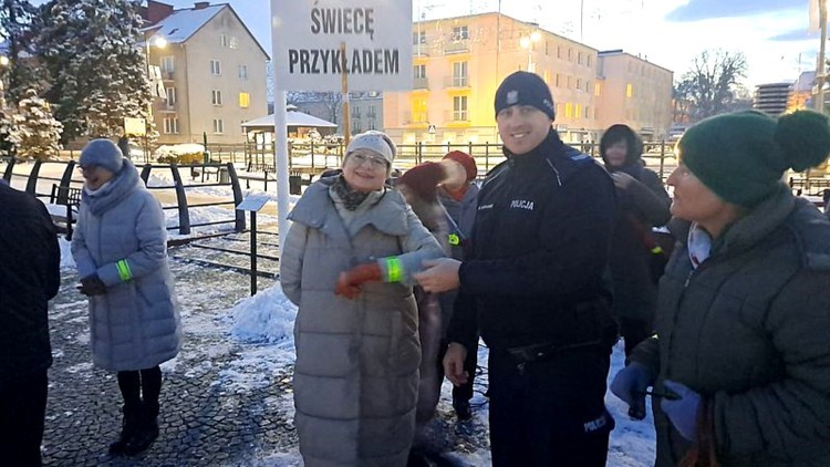 Malbork. Świeć przykładem – Noś odblaski! - wspólny happening funkcjonariuszy i seniorów.
