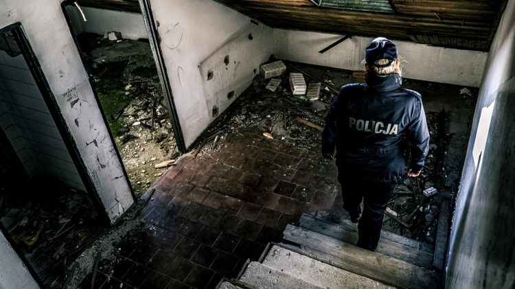 Nowy Dwór Gdański. Policjanci kontrolują pustostany i miejsca gromadzenia się bezdomnych.