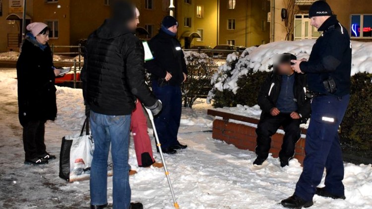 Malbork. Nie bądź obojętny na los bezdomnych – apelują policjanci.