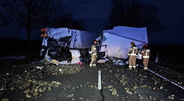 DK22. Nie żyje dwóch kierowców po zderzeniu czterech pojazdów w gminie…