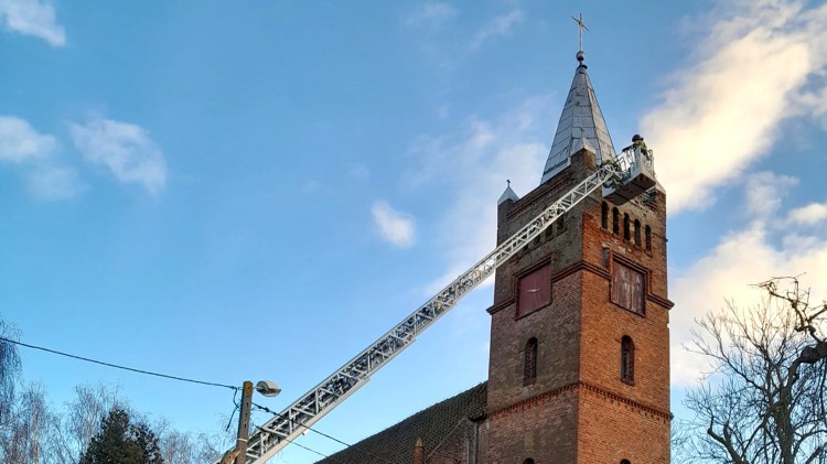 Luźne cegłówki na wieży kościelnej, pożar domku letniskowego i kontenerów na ubrania – tygodniowy raport malborskich służb mundurowych.