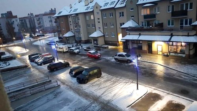 Bardzo trudne warunki drogowe – oblodzone jezdnie i chodniki, opóźnione autobusy i pociągi.