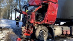 Gmina Lichnowy. Ciężarówką w drzewo – kierowca zabrany do szpitala Lotniczym Pogotowiem Ratunkowym.