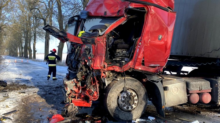 Gmina Lichnowy. Ciężarówką w drzewo – kierowca zabrany do szpitala Lotniczym Pogotowiem Ratunkowym.