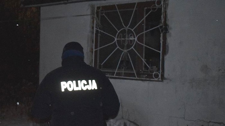 Malbork. Policjanci apelują - nie bądźmy obojętni na los bezdomnych, reagujmy!
