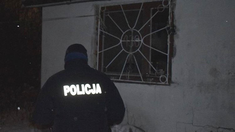 Malbork. Policjanci apelują - nie bądźmy obojętni na los bezdomnych, reagujmy!