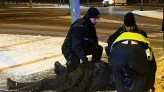 Malbork. O mały włos od tragedii – policjanci pomogli pijanemu i nieprzytomnemu&#8230;