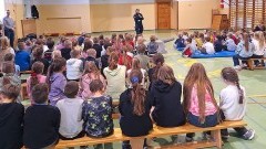 Malbork. Bezpieczeństwo podczas ferii zimowych – spotkanie policjantów z uczniami.