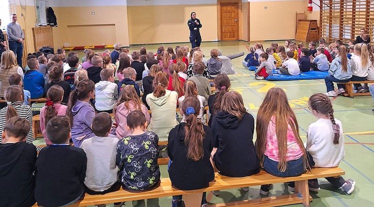 Malbork. Bezpieczeństwo podczas ferii zimowych – spotkanie policjantów z uczniami.