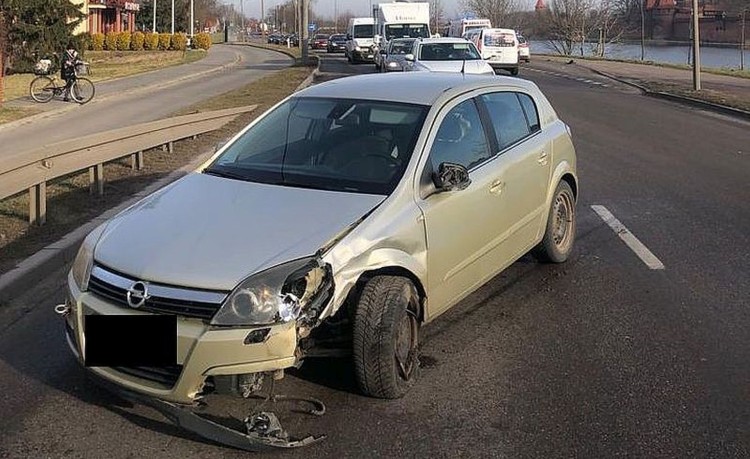 Malbork. Zderzenie dwóch osobówek na ul. Wałowej – jedna osoba trafiła do szpitala.