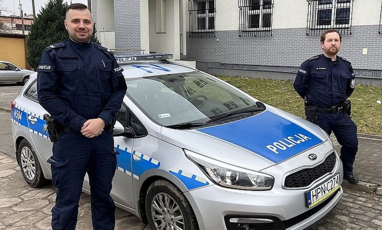 Malbork. Policjanci pomogli mężczyźnie, który dostał ataku epilepsji.