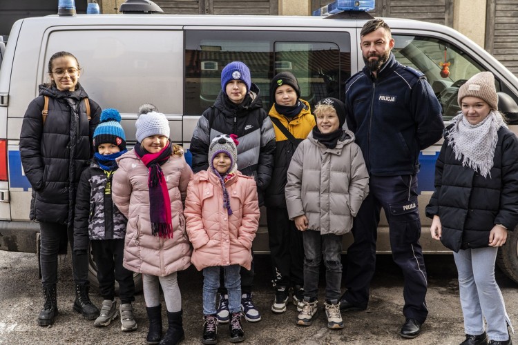 Nowy Dwór Gdański. Młodzieżowa Drużyna Pożarnicza z wizytą u policjantów.