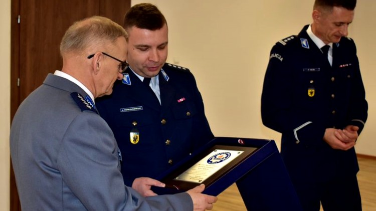 Malbork. Pożegnanie z policyjnym mundurem – asp. szt. Wojciech Tołkacz przeszedł na emeryturę.