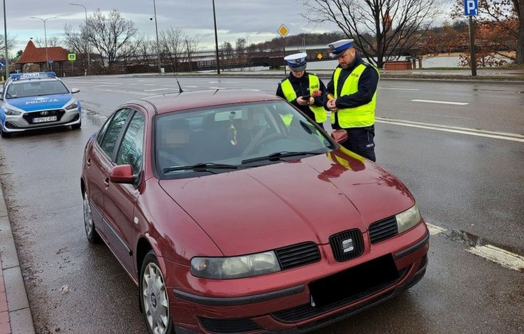 Malbork. Policjanci rozdawali apteczki samochodowe dla kierowców w ramach akcji Bezpieczna droga na ferie.