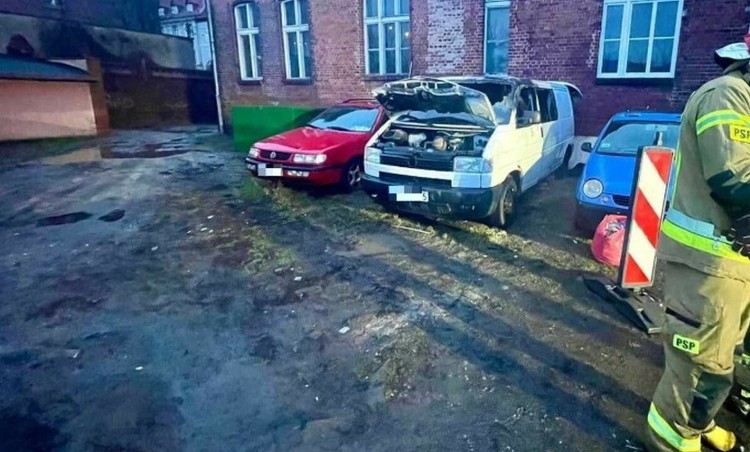 Pożar samochodu z mężczyzną w środku na ul. Poczty Gdańskiej – tygodniowy raport malborskich służb mundurowych.
