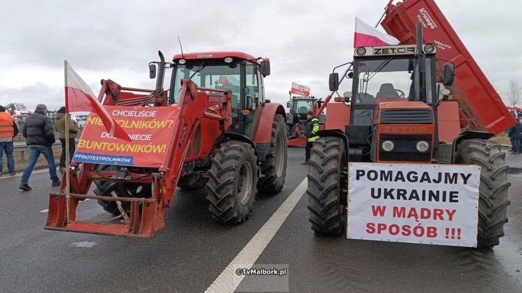 Blokada S7 w Kmiecinie – policjanci informują o objazdach. Zobacz wideo z 21.02.2024