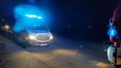 Nieprzytomny mężczyzna na poboczu drogi i plamy na drodze – raport sztumskich służb mundurowych.