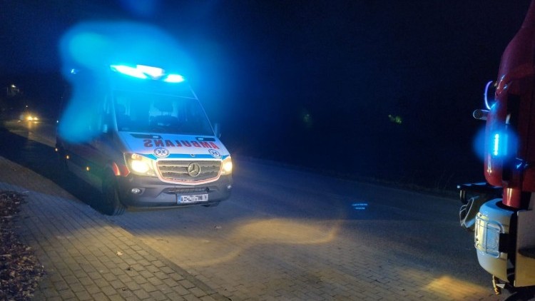 Nieprzytomny mężczyzna na poboczu drogi i plamy na drodze – raport sztumskich służb mundurowych.