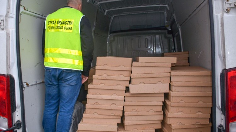 Zamiast pizzy, w pudełkach schowane były nielegalne papierosy.