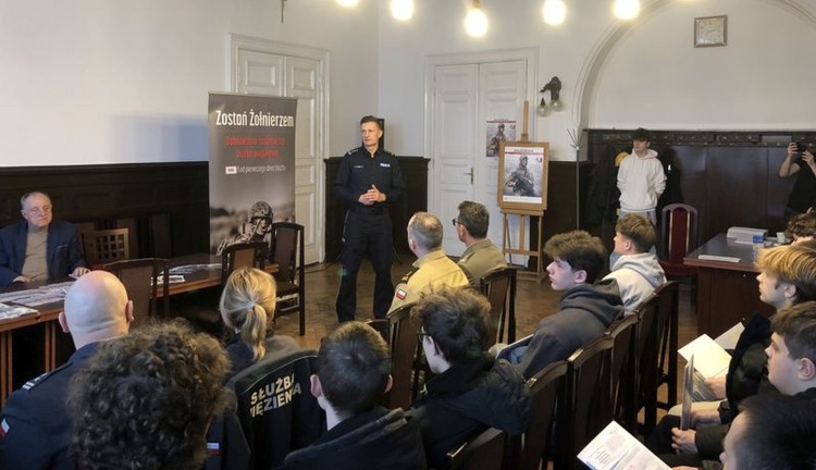 Malbork. Zostań jednym z nas – zachęcali policjanci podczas kwalifikacji wojskowej.