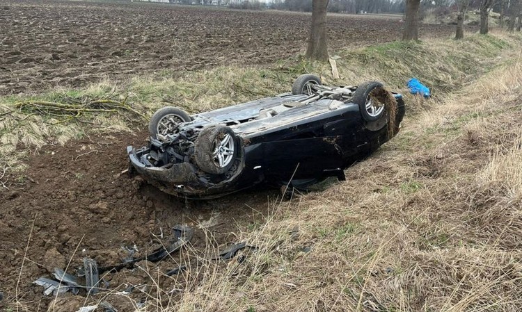 DK22. Nieprawidłowe wyprzedzanie przyczyną kolizji w Królewie – samochód dachował do przydrożnego rowu.