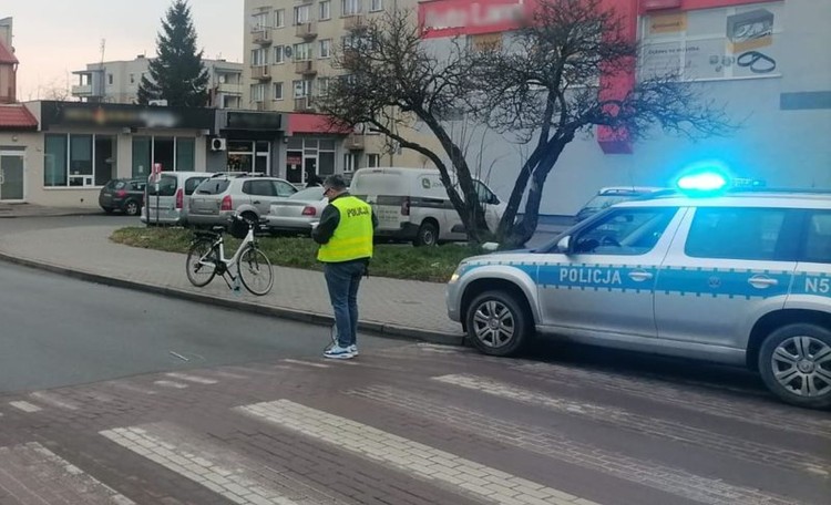 Malbork. Potrącona przez samochód rowerzystka trafiła do szpitala – kierująca była na podwójnym gazie.
