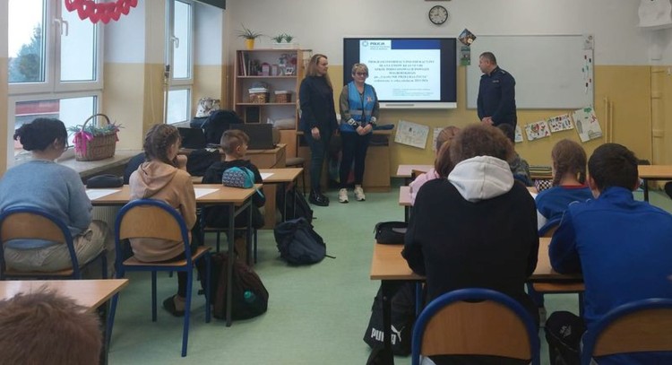 Miłoradz. Używki-nie przegraj życia. Spotkania policjantów z młodzieżą szkolną.