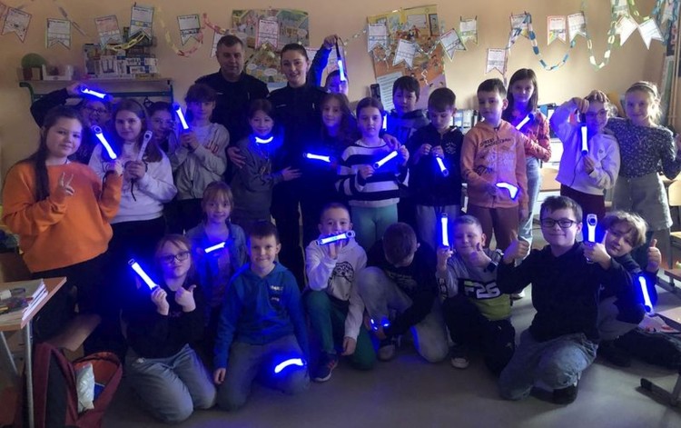Malbork. Uczę się bezpieczeństwa na drogach – policjanci rozdawali dzieciom odblaskowe opaski.