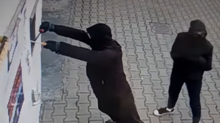 Malbork. Włamanie do myjni samochodowej – jednego ze sprawców zatrzymał pracownik firmy ochroniarskiej PATROL. Zobacz wideo