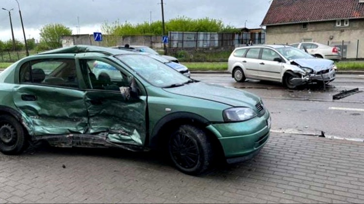 Malbork. Kobieta trafiła do szpitala po zderzeniu osobówek na ul. Wojska Polskiego. Wideo
