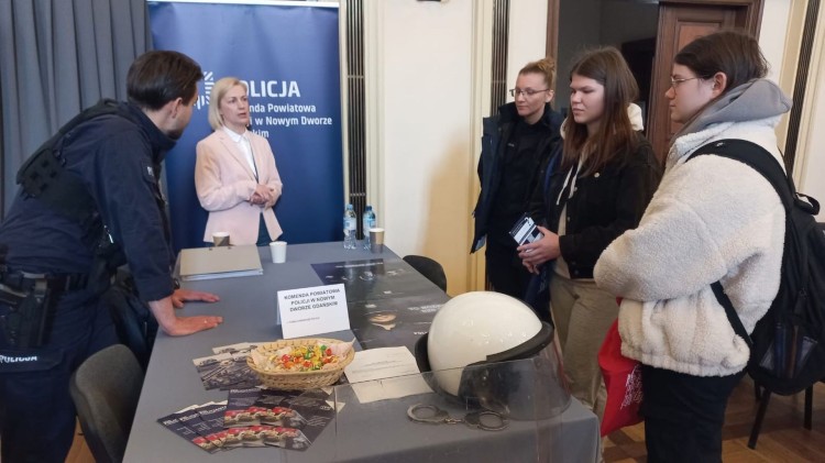 Policjanci na Nowodworskich Targach Pracy i Edukacji.