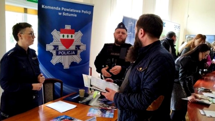 Sztum. Policjanci na Targach Pracy i Edukacji zachęcali do wstąpienia…