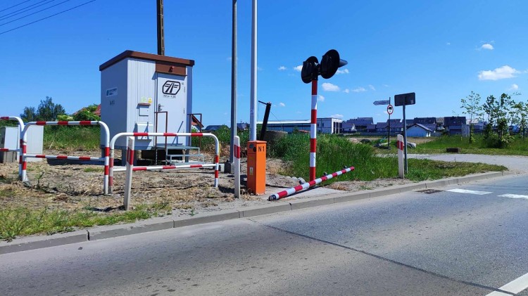 Malbork. Zignorował sygnalizację świetlną i wjechał w opuszczoną rogatkę na przejeździe drogowo-kolejowym.
