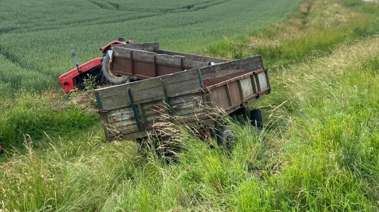 Powiat nowodworski. Kierowca wypadł z ciągnika i został przez niego przejechany.