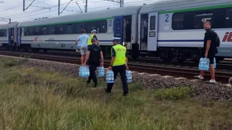 Powiat sztumski. Policjanci pomogli pasażerom pociągu, który utknął&#8230;