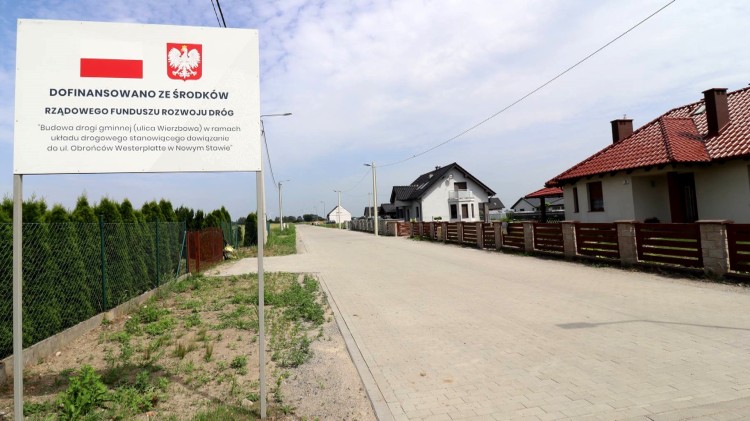 Nowy Staw. Powstała droga prowadząca do osiedla domów jednorodzinnych.