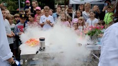 Wakacje z GOKiS Miłoradz. Za nami pierwsze warsztaty chemiczne dla dzieci.