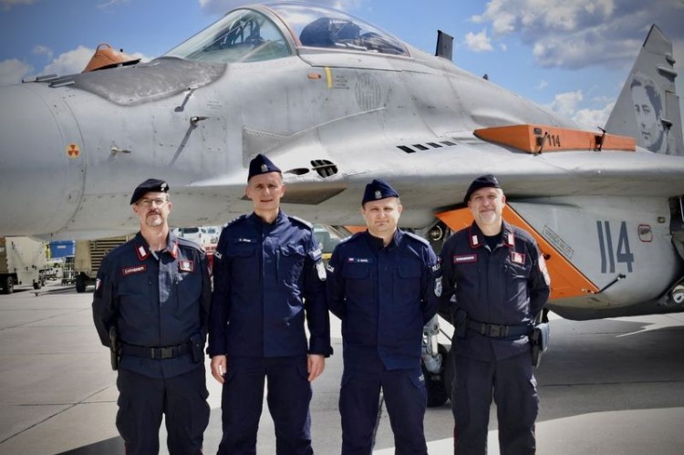 Malbork. Policjanci na ceremonii pożegnalnej włoskich sił powietrznych…