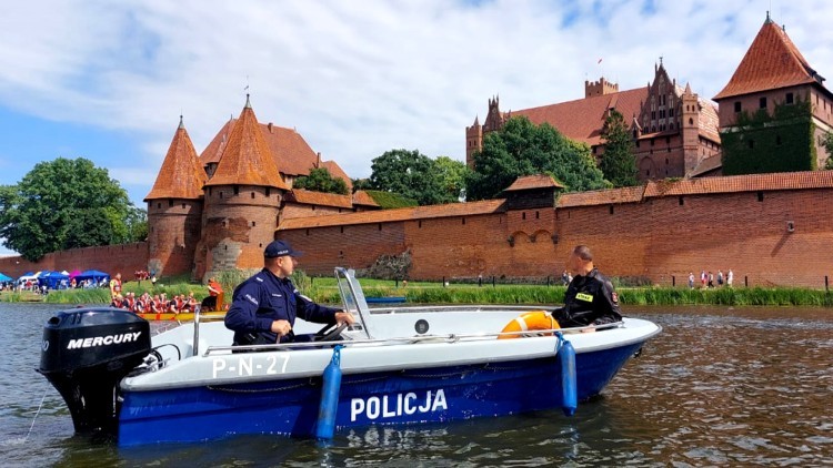 Malbork. Służby mundurowe wspólnie dbają o bezpieczeństwo mieszkańców i turystów.