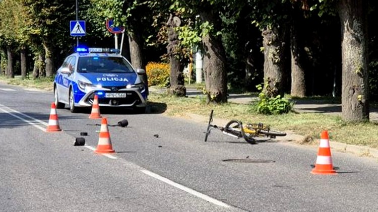 Nowy Staw. 14-letni rowerzysta zderzył się z osobówką i uciekł z miejsca zdarzenia.