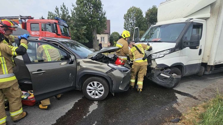 DK55. Zderzenie osobówki z ciężarówką w Chlebówce.