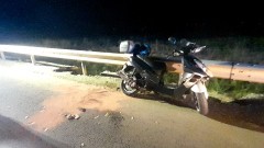 DK22. Motorowerzysta zasłabł i uderzył w bariery ochronne.