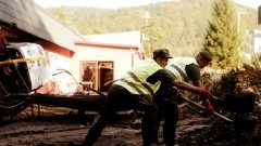 Pomorscy terytorialsi pomagają poszkodowanym w powodzi.