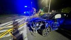 14-latka wzięła samochód ojca i uderzyła w barierki na ul. Głowackiego w Malborku.  