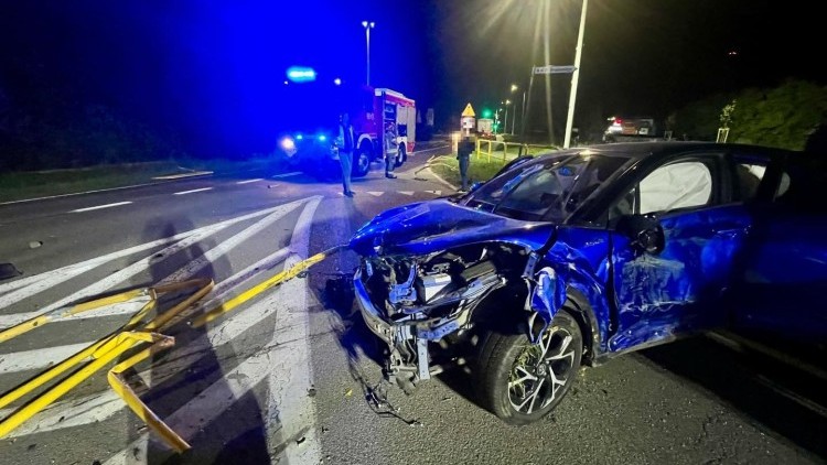14-latka wzięła samochód ojca i uderzyła w barierki na ul. Głowackiego w Malborku.