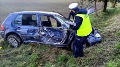 Powiat sztumski. Stracił panowanie nad pojazdem i uderzył w drzewo. 