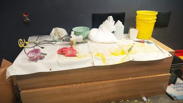 Kolejne laboratorium zlikwidowane, policjanci zatrzymali 3 mężczyzn i zabezpieczyli 35 kg środków odurzających o wartości blisko miliona złotych.