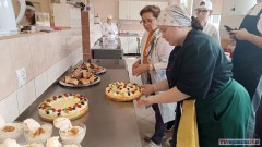 Serniki, drożdżówki i bezowe deserki – warsztaty cukiernicze uczniów Centrum Edukacji Zawodowej w Malborku. Wideo i zdjęcia 