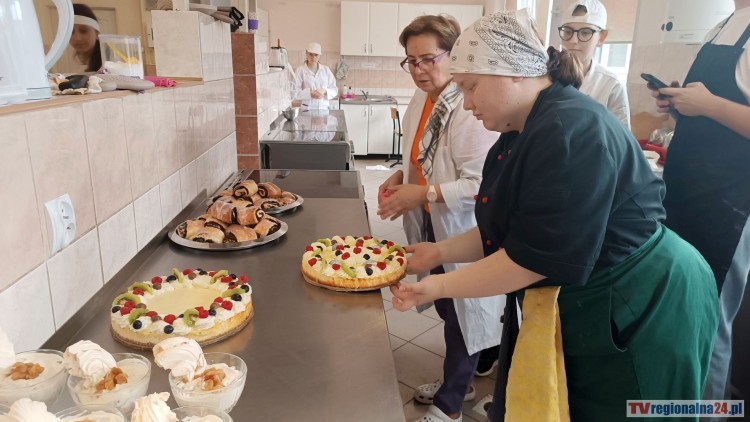 Serniki, drożdżówki i bezowe deserki – warsztaty cukiernicze uczniów Centrum Edukacji Zawodowej w Malborku. Wideo i zdjęcia